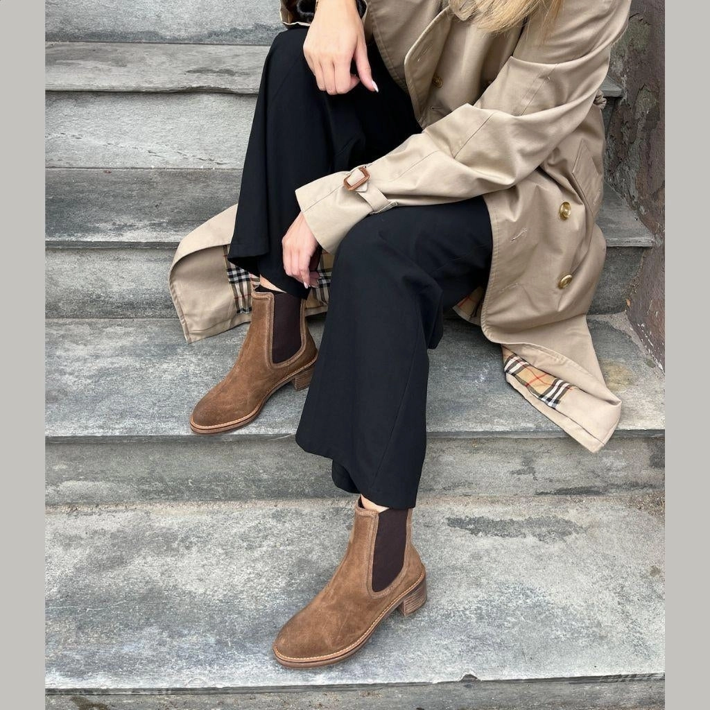AWARE AND MORE - TAN Suede Chelsea Boots Suit