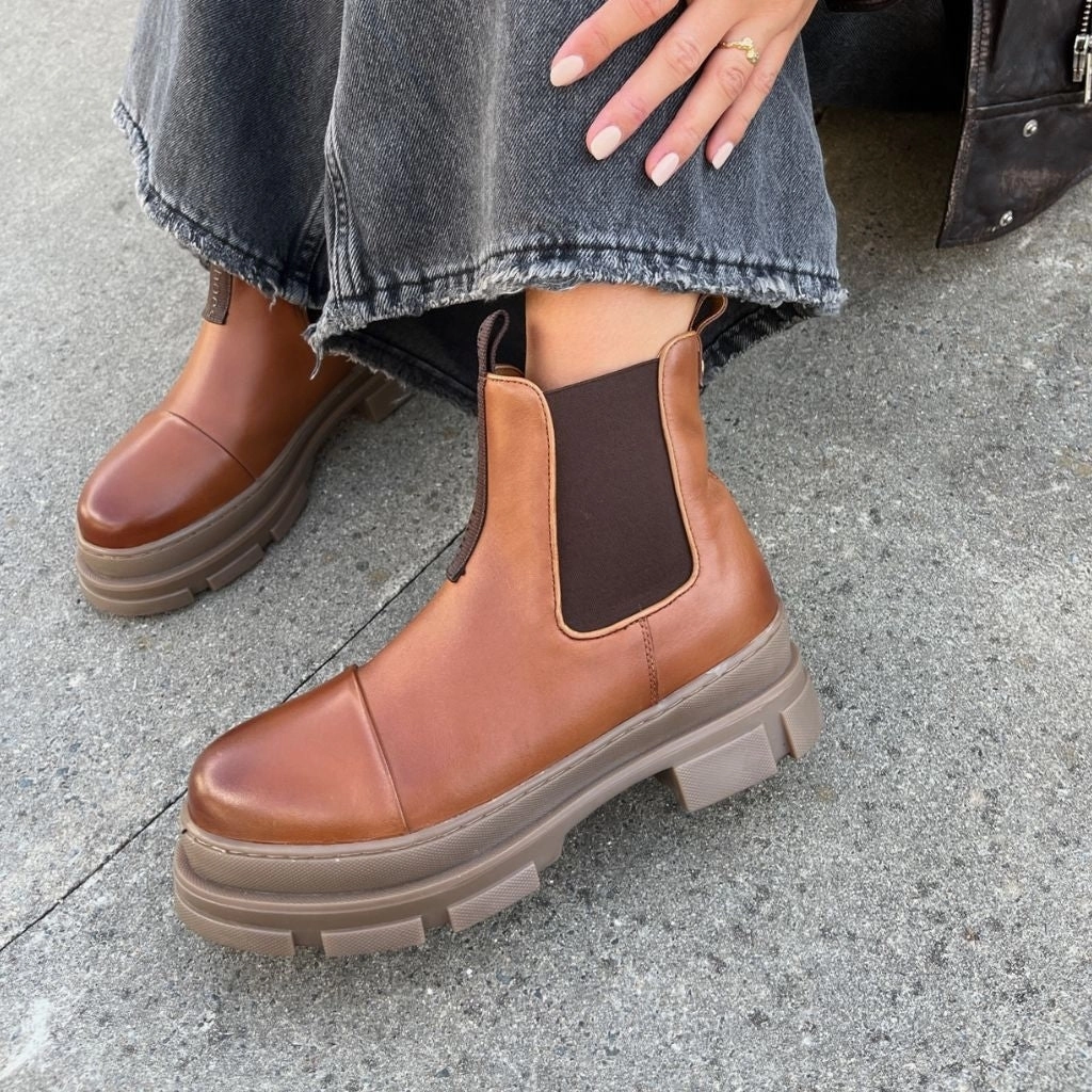 YOU AND ME LOW - COGNAC Chelsea Boots Vs Lace Up