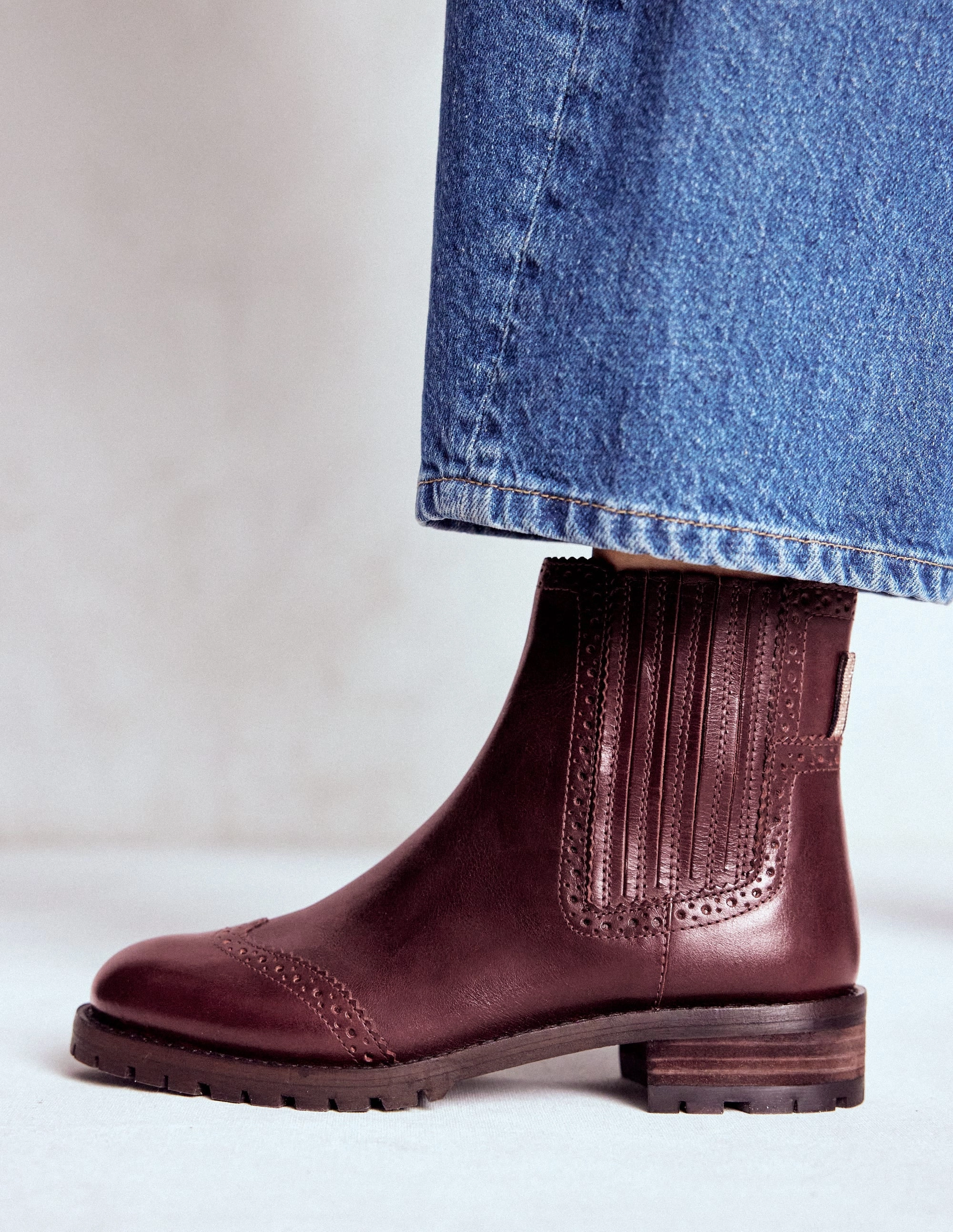 Stiefel Mit 5cm Absatz Chelsea-Stiefel mit Budapester-Details-Oxblood