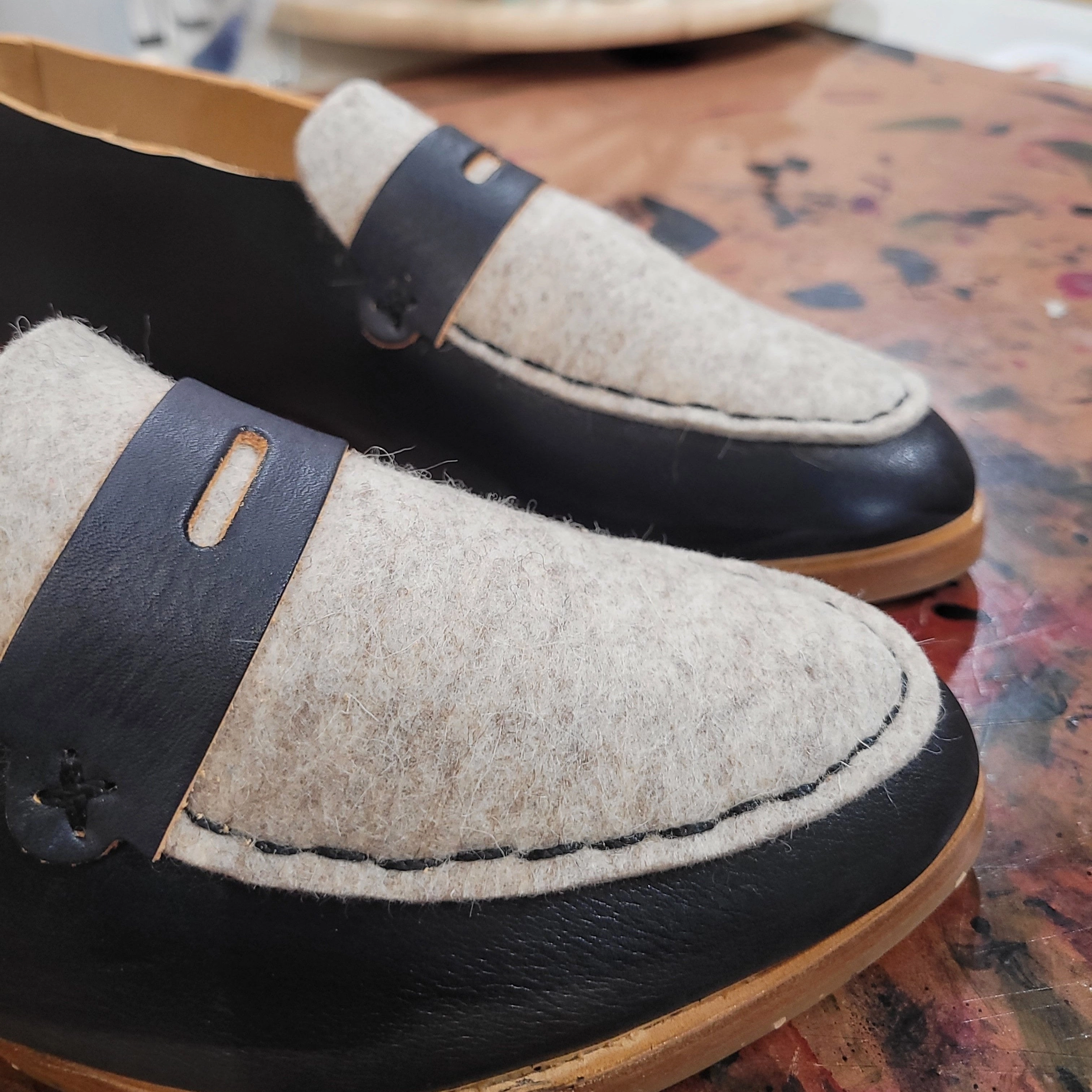 THE PENNY. BB NORI. CREAM FELTED WOOL W NORI MASK. BLACK THREAD. 2CM Beste Loafers