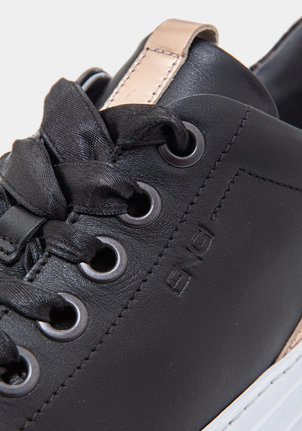 I013750D Guanto Nero Specchio opaco Chucks Sneaker