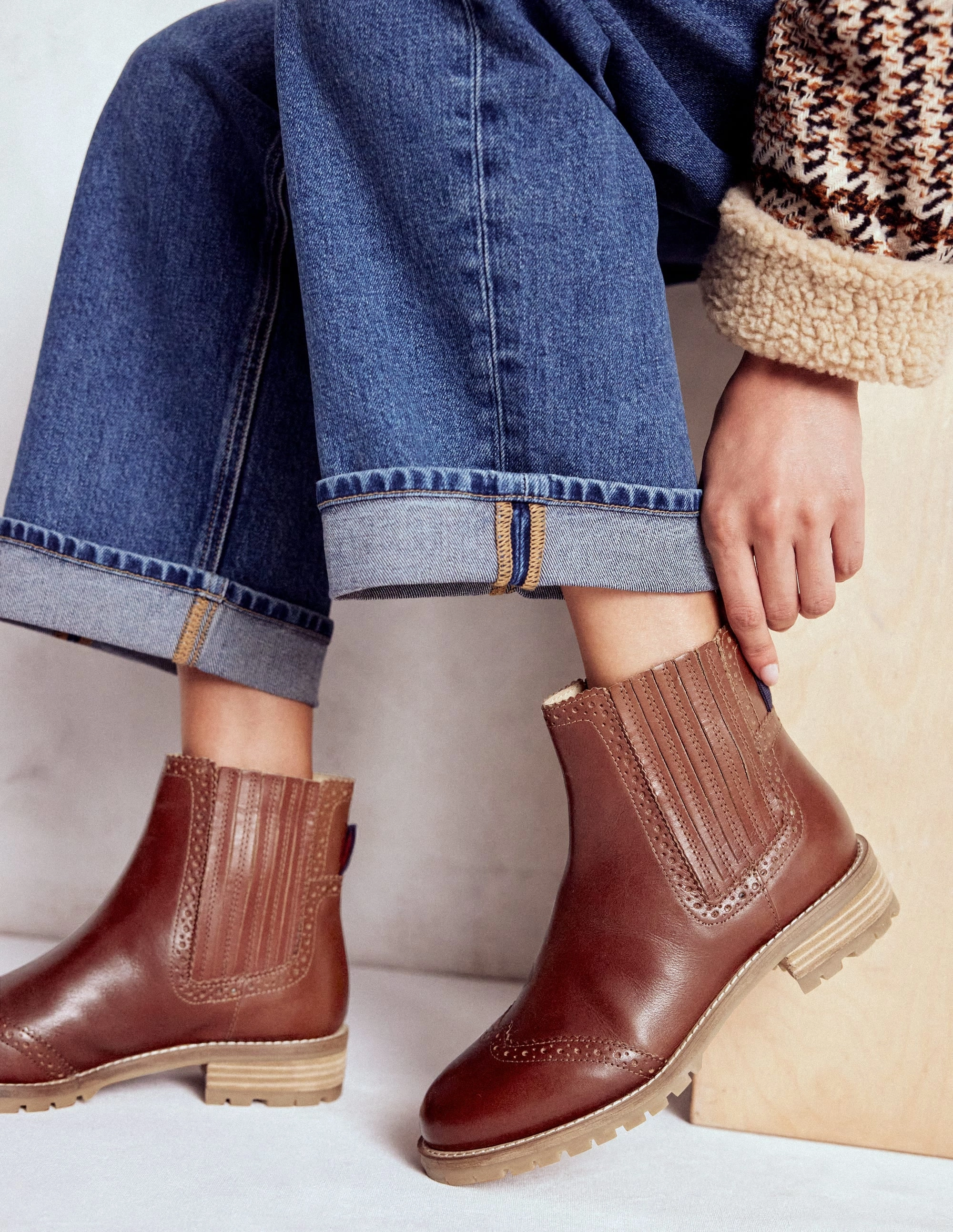 Stiefel Passen An Den Waden Nicht Chelsea-Stiefel mit Budapester-Details-Hellbraun