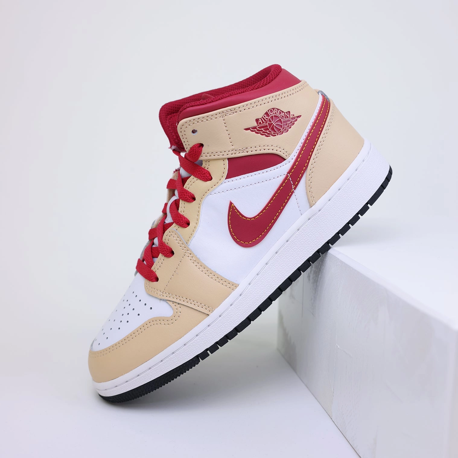 Jordan 1 Mid Beige Red Sneaker Für Dirndl