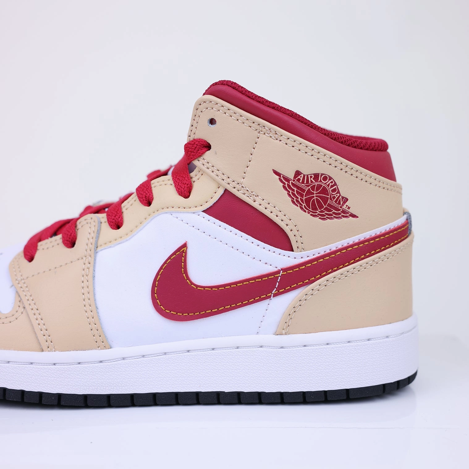 Jordan 1 Mid Beige Red Sneaker Atmungsaktiv