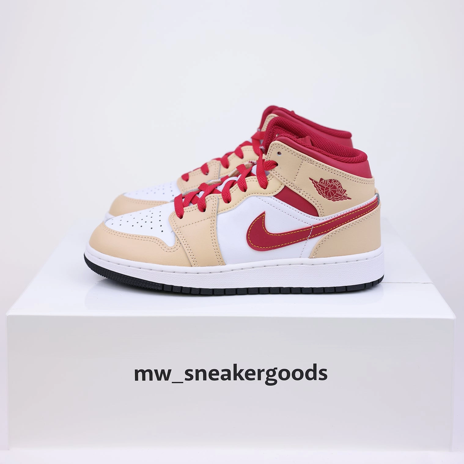 Jordan 1 Mid Beige Red Bon Sneaker