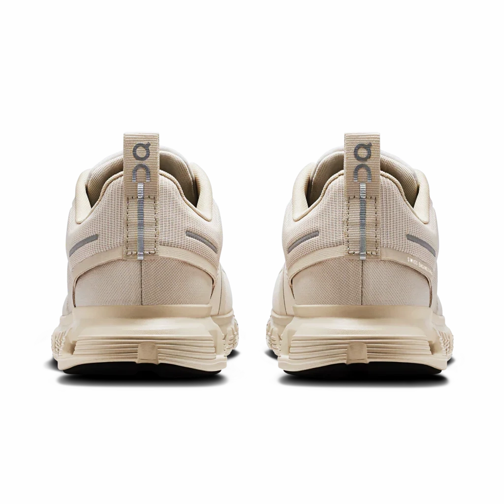 On Cloud Waterproof Damen High Heels Leaning To The Side