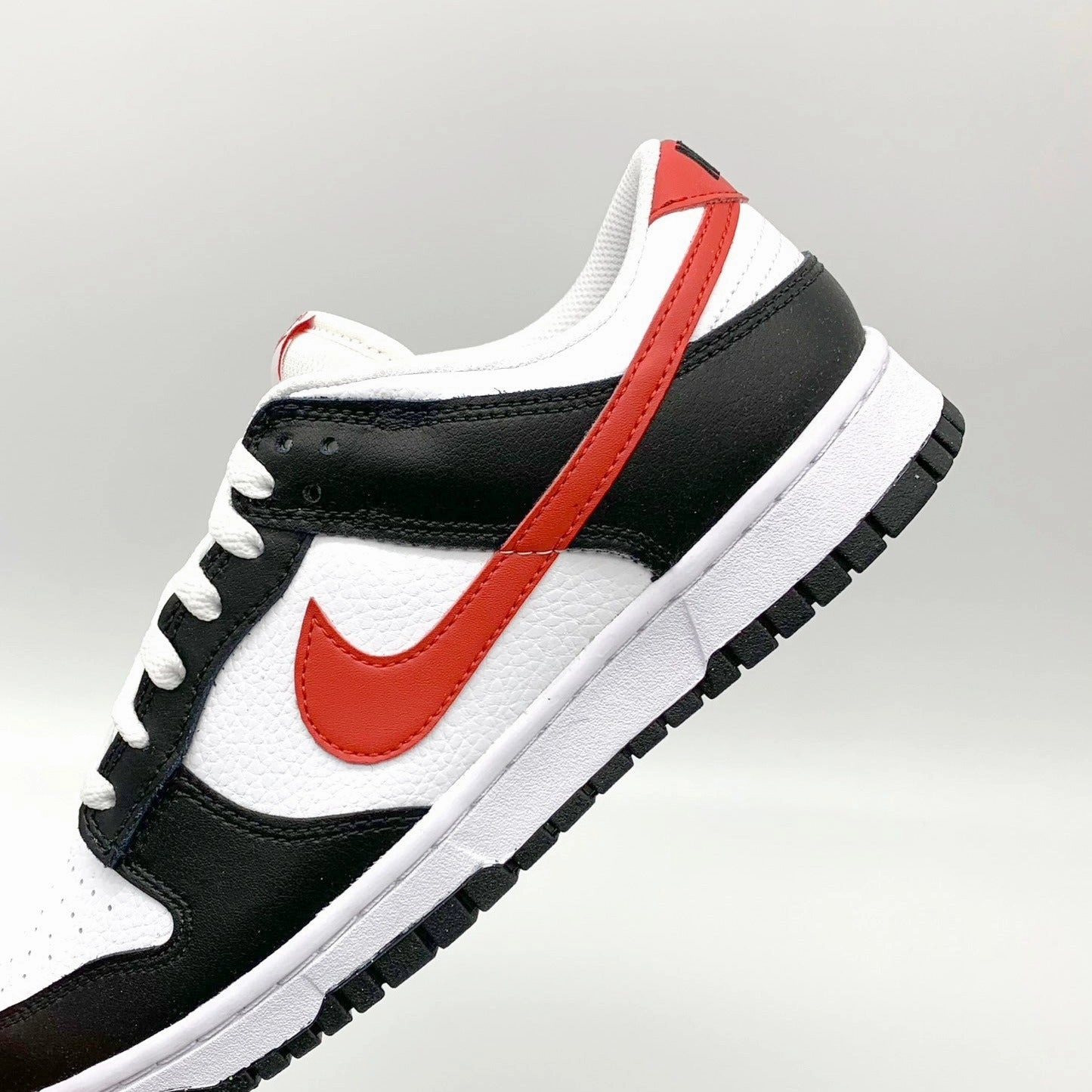 Sneaker Bstn Nike Dunk Low Retro Red Swoosh Panda