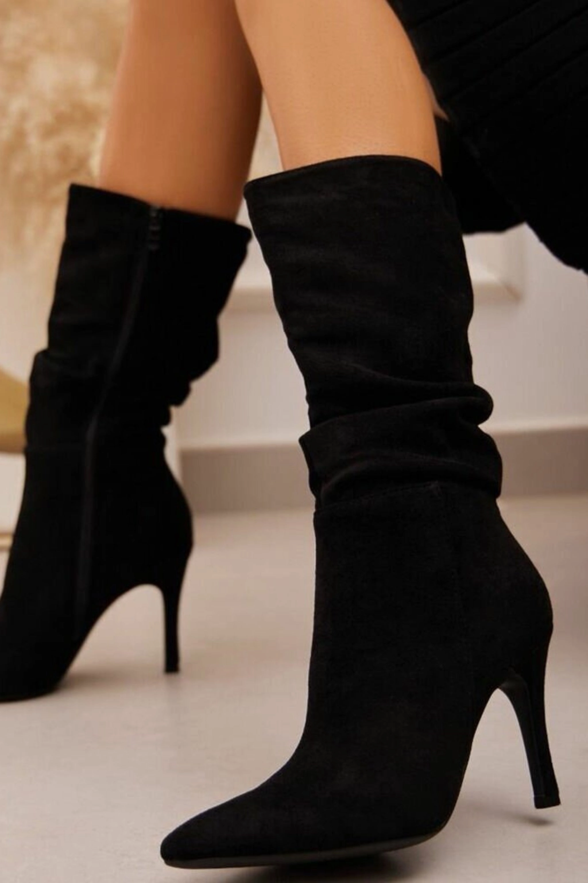 High-Heel Stiefel in Wildlederoptik, schwarz Fettfleck Auf Wildleder Stiefel