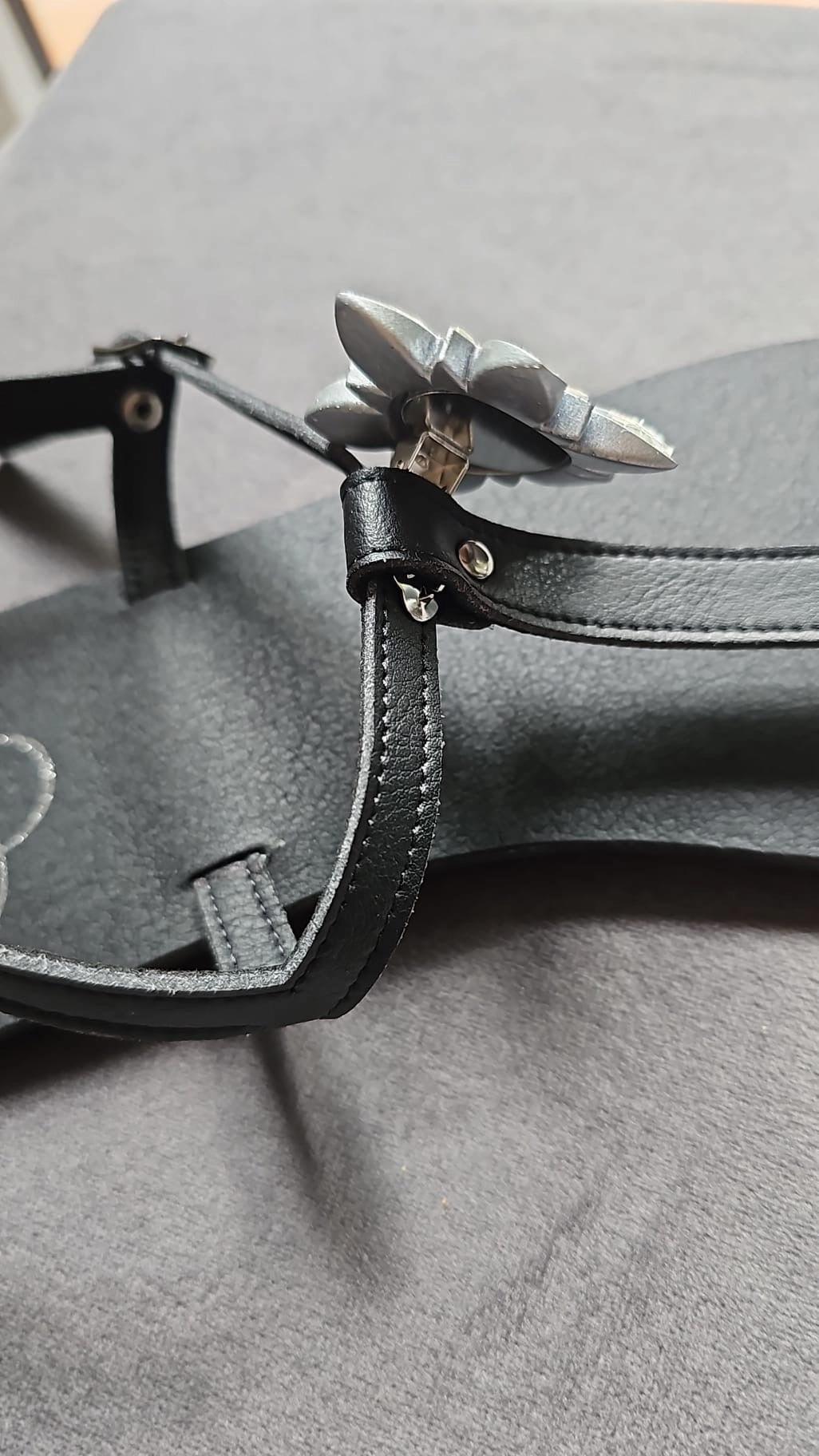 Lovely Flowers Clips All Black fr Lonnies Hun Sandalen