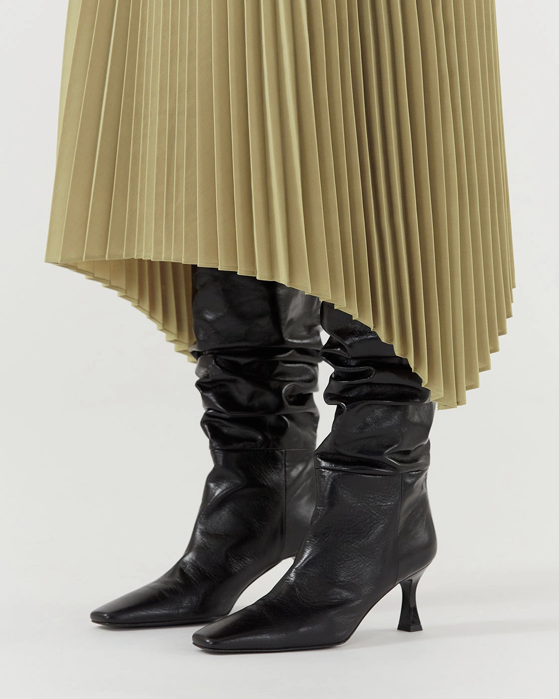 Slouchy Knee High Boot Leather Crinkle Shiny Black High Heels Und Hotpants