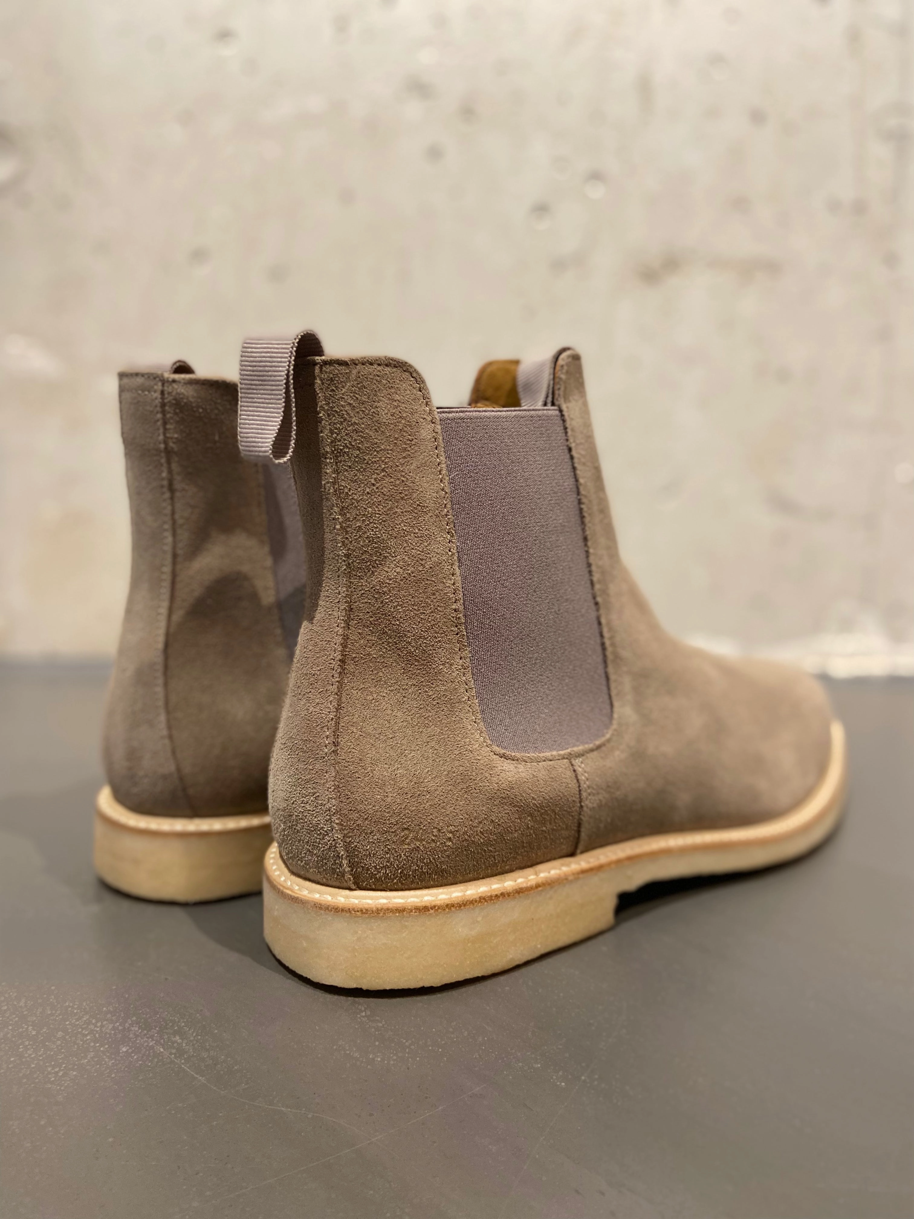 COMMON PROJECTS 2495 CHELSEA BOOT SUEDE TAUPE Chelsea Boots Size Down