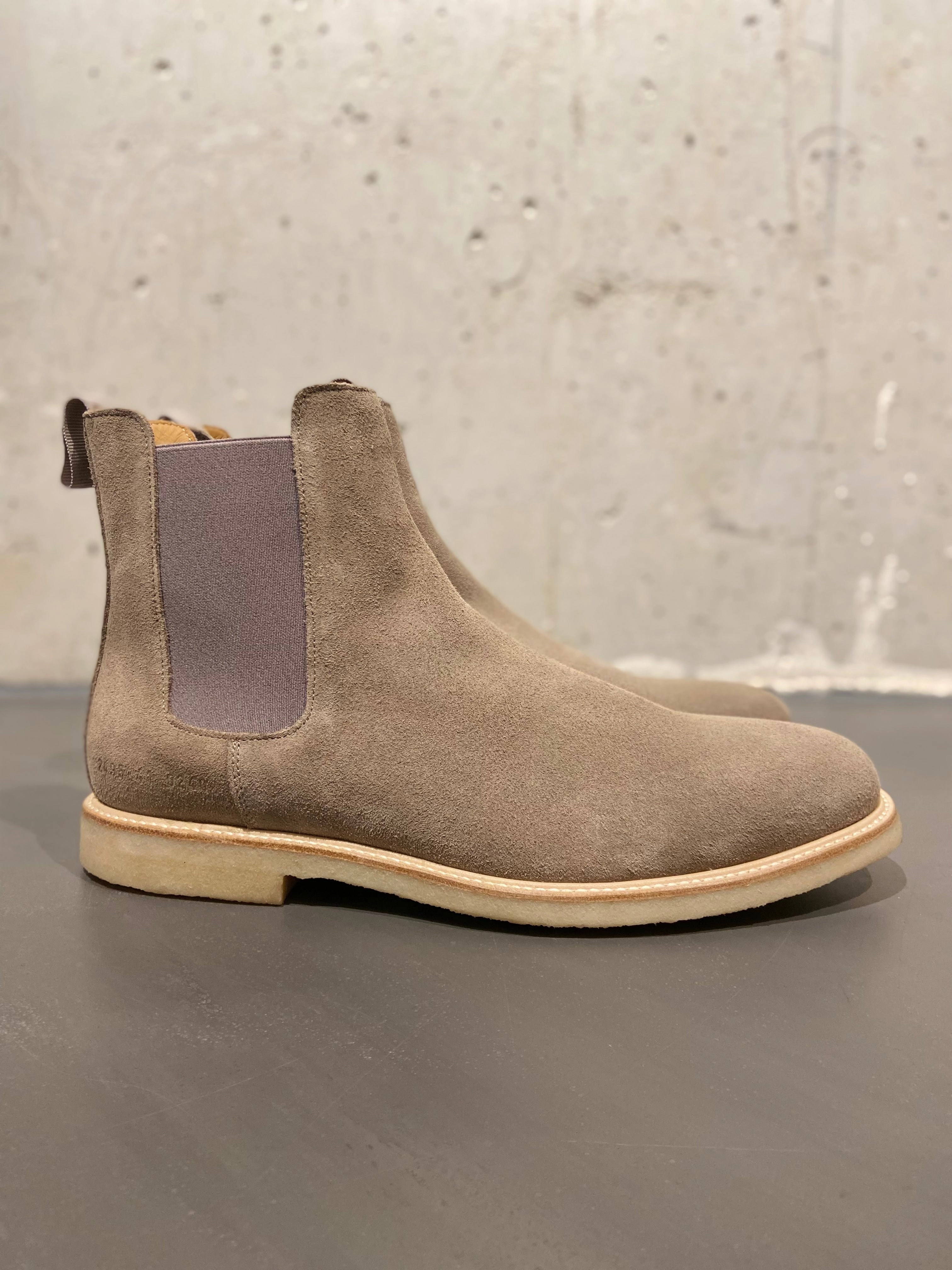 COMMON PROJECTS 2495 CHELSEA BOOT SUEDE TAUPE Outifit Chelsea Boots