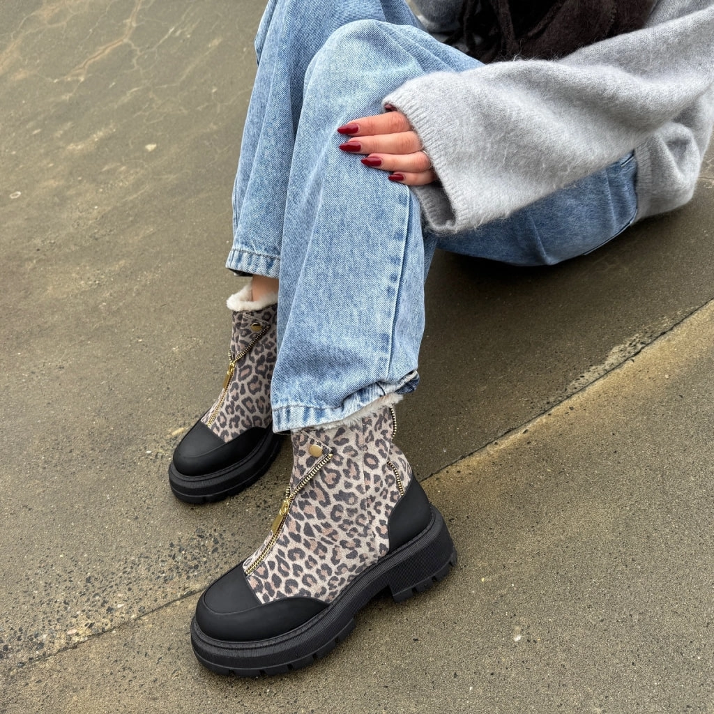 IT IS JUST A SNOW DAY LEP. - LEP Stiefel Mit Baggy Jeans