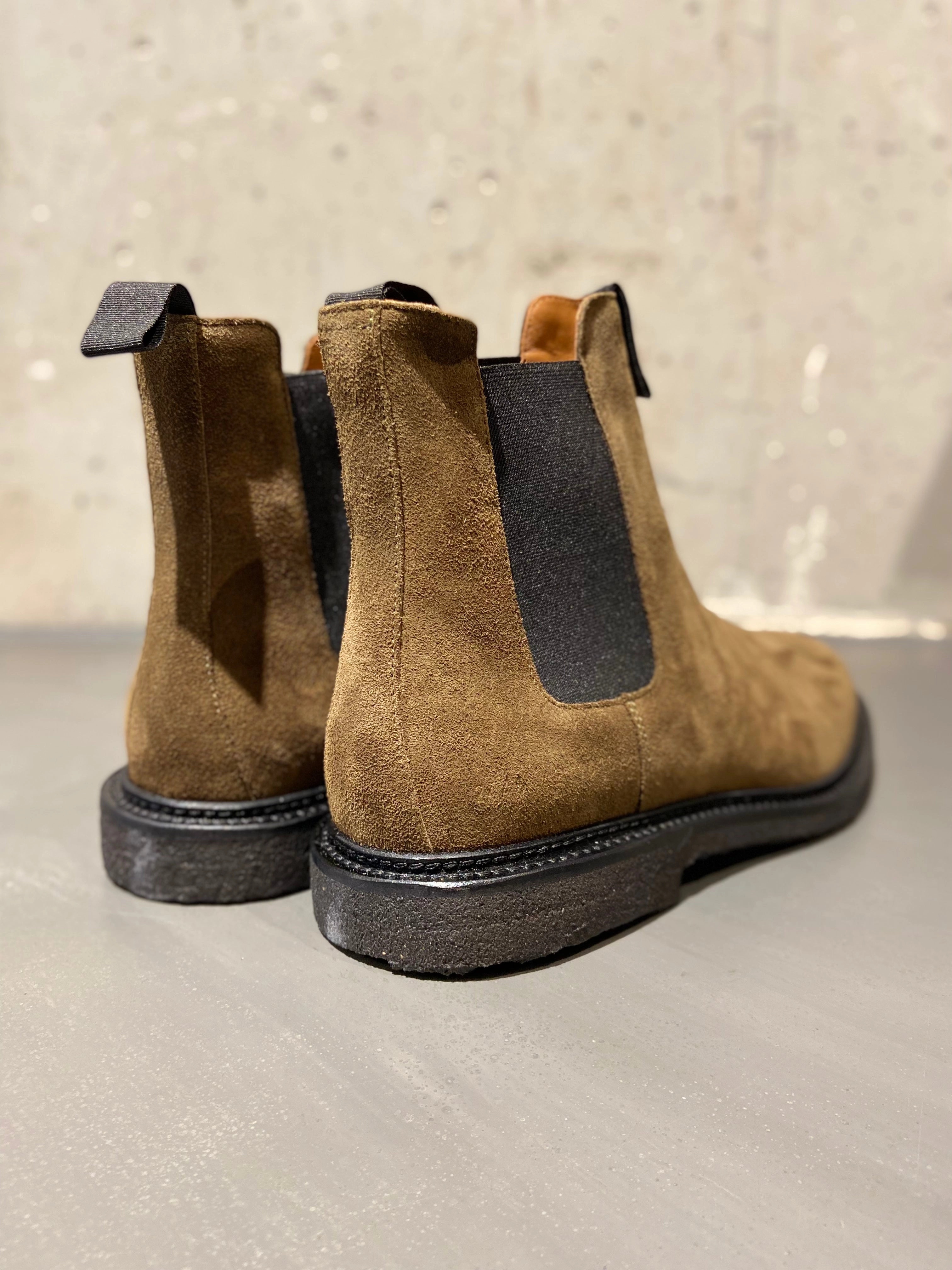COMMON PROJECTS 2446 CHELSEA BOOT SUEDE OLIVE Chelsea Boots Bequem