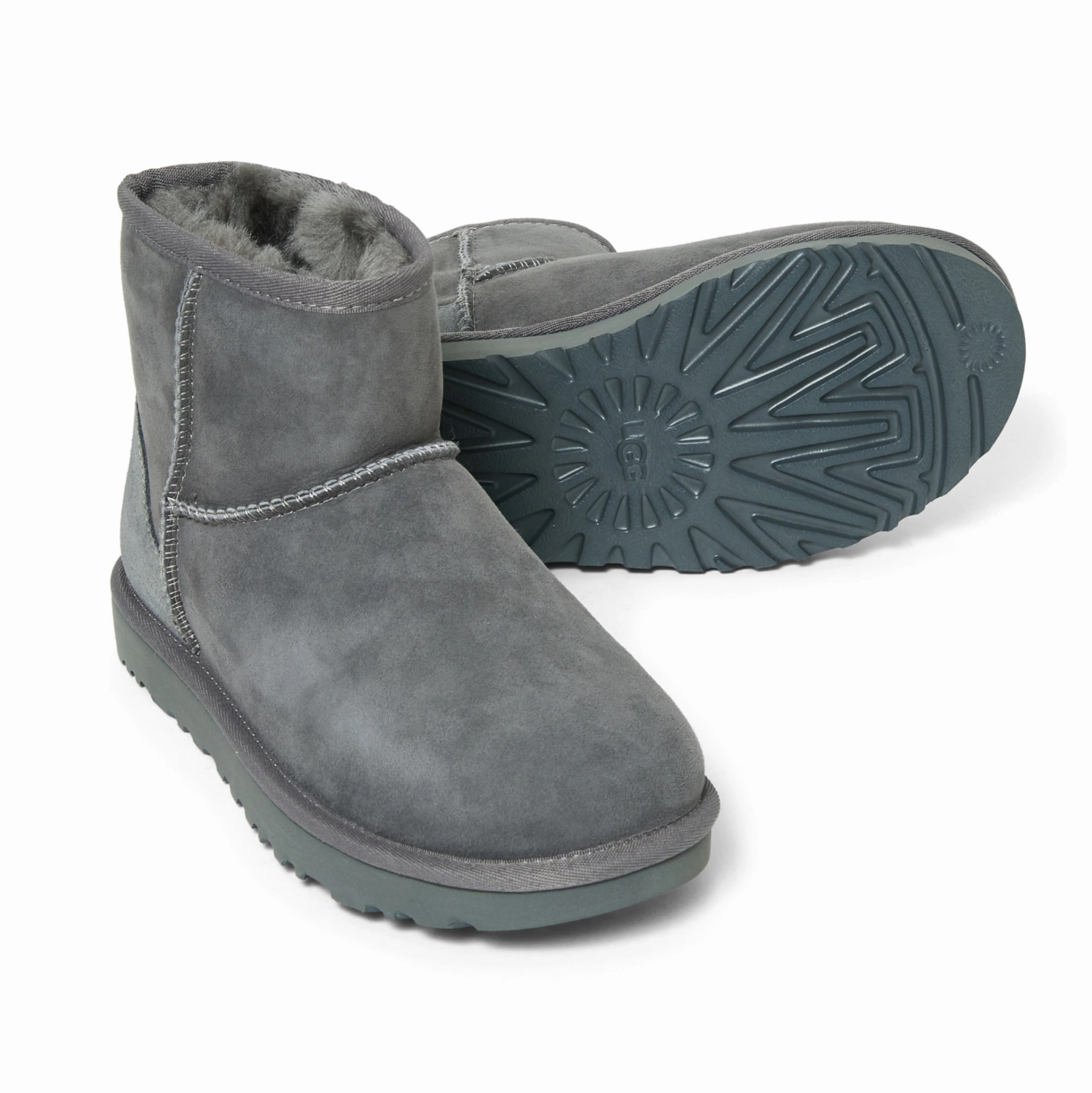 Frau In Jeans Und Stiefel UGG Classic Mini II Boot Grey