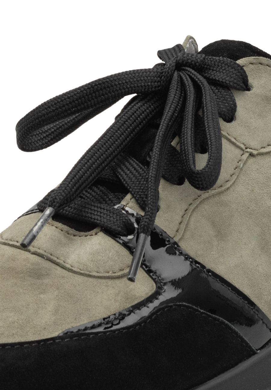 verspielter Sneaker Samtziege Klettverschluss Sneaker