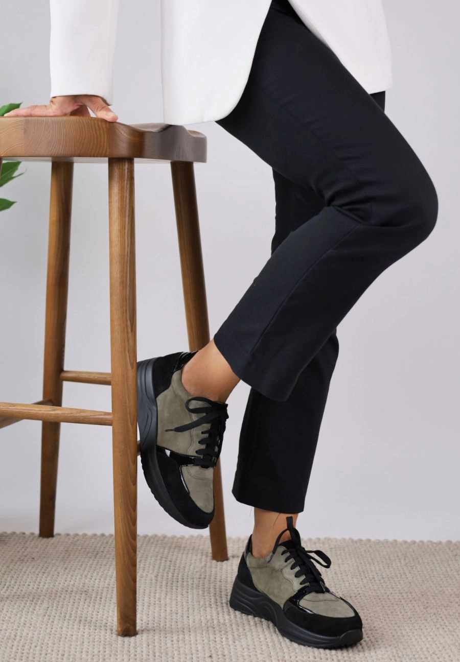 verspielter Sneaker Samtziege Sneaker Sport